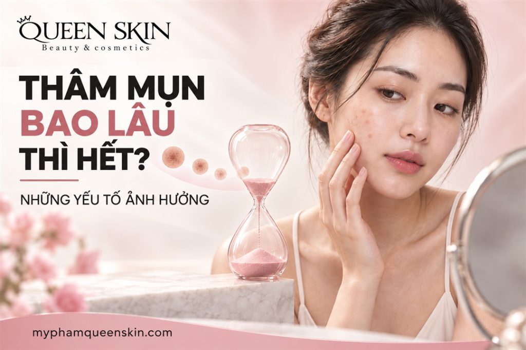Người phụ nữ quan sát vết thâm sau mụn bên cạnh biểu tượng đồng hồ cát